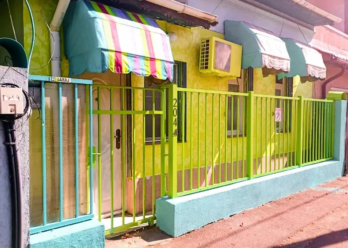 Artsy, Fully Equipped House, 2 Bedrooms, 2 Tvs, Free Parking, All To Yourself!